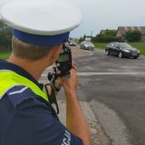 policjant mierzący prędkość na drodze