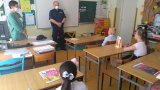 policjant na spotkaniu w szkole