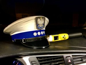 Czapka policjanta wydziału ruchu drogowego oraz urządzenie do badania stanu trzeźwości