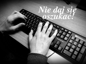 Dłonie piszące na klawiaturze komputera.