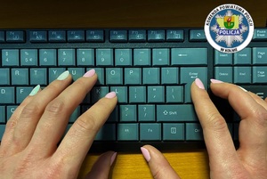 Dłonie piszące na klawiaturze. Logo KPP w Kolnie