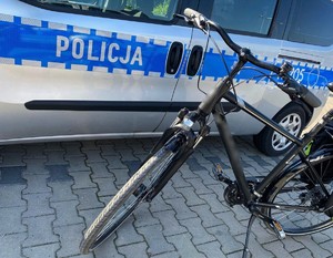 Rower przy policyjnym radiowozie
