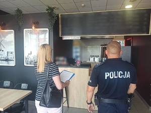 Policjant i kobieta w lokalu gastronomicznym
