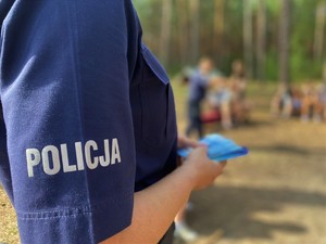 Policjantka wśród dzieci w lesie