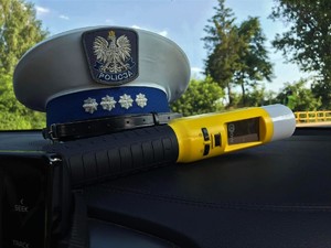 Alkomat i czapka policjanta ruchu drogowego na podszybiu radiowozu